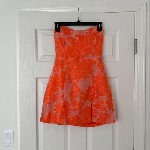 Showpo Brailey Mini Dress - size 4 - Picture 2 of 5